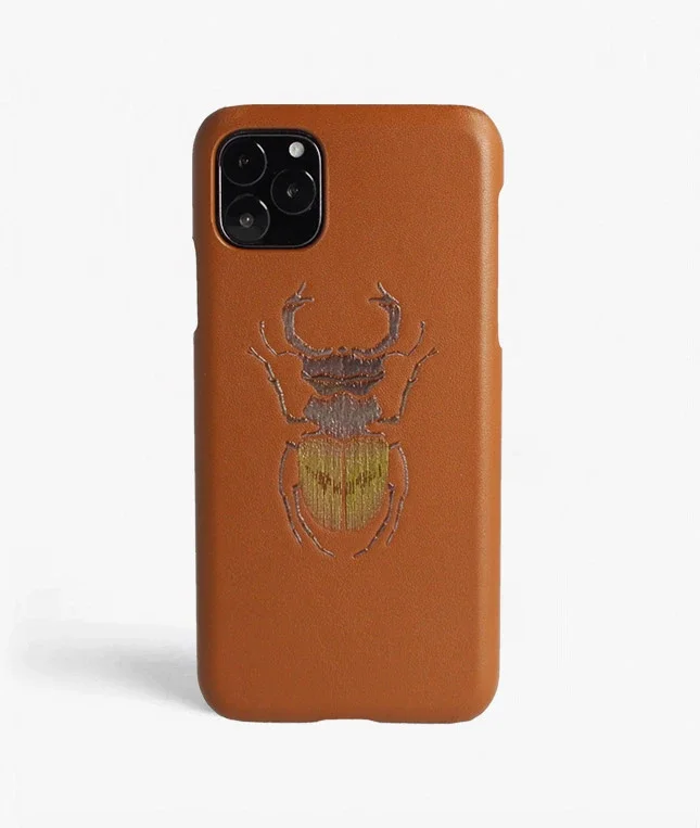 The Case Factory iPhone 11 Pro Max Deksel Beetle Calf Dusty Cognac The Case Factory iPhone 11 Pro Max Deksel Beetle Calf Dusty Cognac